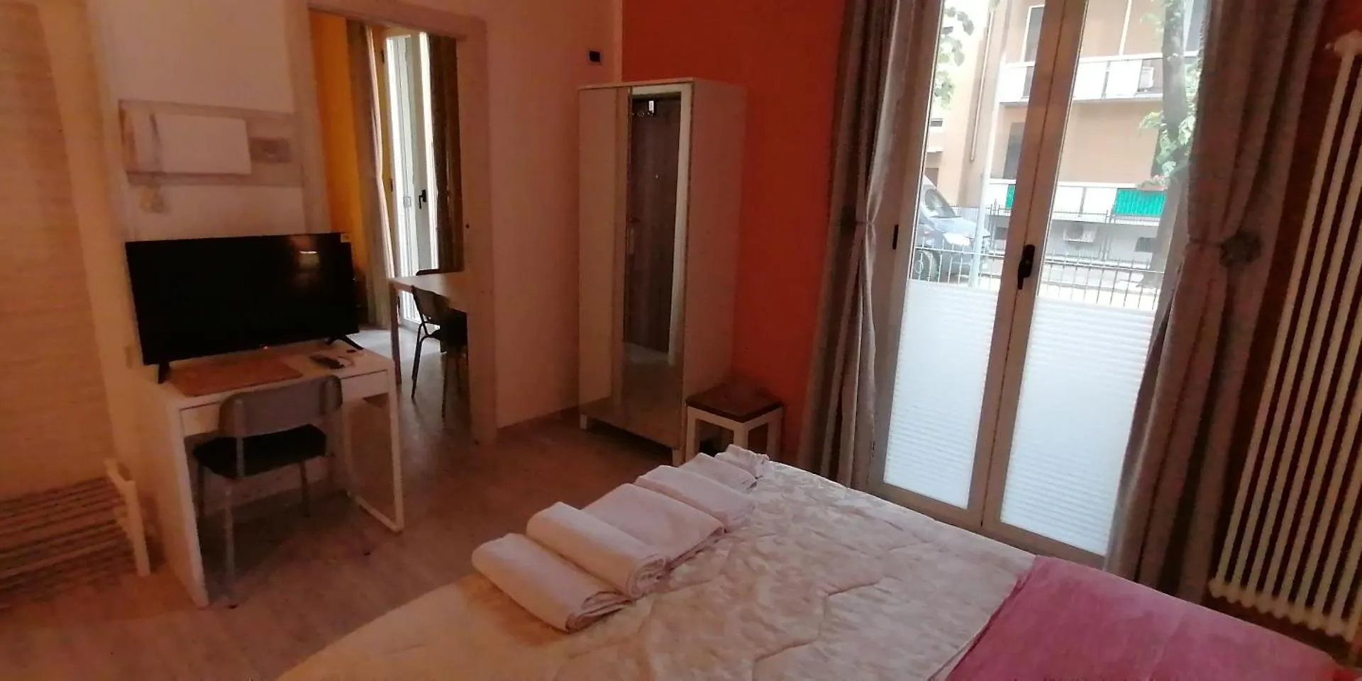 B8 Parma Apartment 0*,